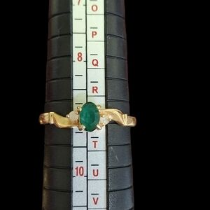 Small emerald green color ring Vintage